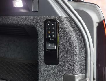 Land Rover Range Rover P550e — photo 23