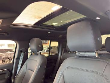 Land Rover Defender 110 D200 AWD Auto X-Dynamic SE — photo 10