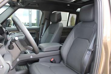 Land Rover Defender 110 X-Dynamic HSE P300e — photo 4
