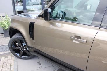 Land Rover Defender 110 X-Dynamic HSE P300e — photo 17