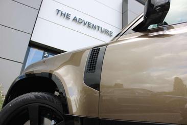 Land Rover Defender 110 X-Dynamic HSE P300e — photo 35