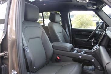 Land Rover Defender 110 X-Dynamic HSE P300e — photo 38