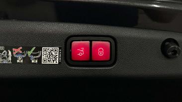 Mercedes Classe E 300 Night Edition — photo 21