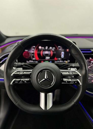 Mercedes Classe E 300 Night Edition — photo 24