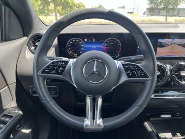 Mercedes GLA 200 — photo 11