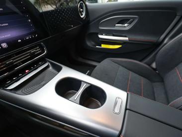Mercedes CLA 180 AMG Line — photo 17
