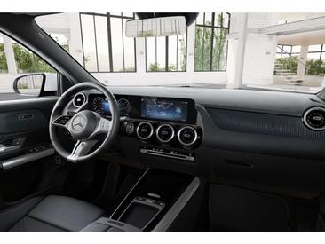Mercedes GLA 180 — photo 8