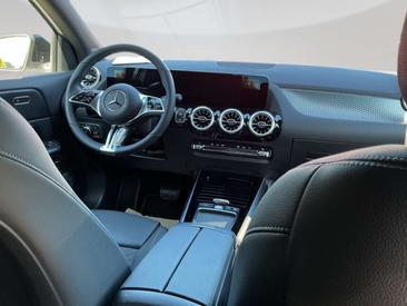 Mercedes GLA 180 Night Edition — photo 9