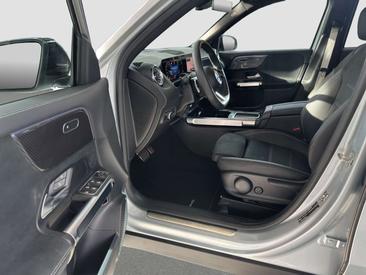 Mercedes GLB 200 Night Edition — photo 13