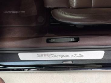 Porsche 992 I Targa 4S — photo 17