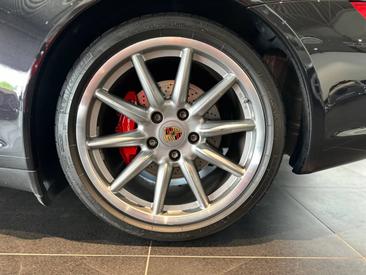 Porsche 911 Carrera 4S — photo 21