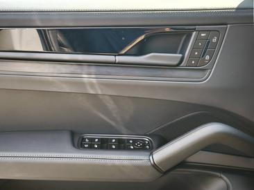 Porsche Cayenne III E-Hybrid Coupé Black Edition — photo 23