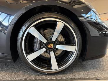 Porsche 992 I Carrera Cabriolet — photo 12
