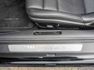 Porsche 992 I Targa 4S — photo 25