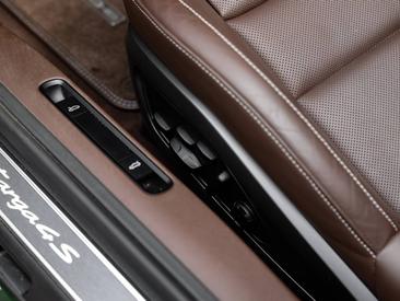 Porsche 992 I Targa 4S — photo 22