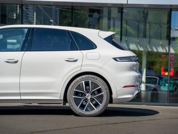 Porsche Cayenne III E-Hybrid Black Edition — photo 8