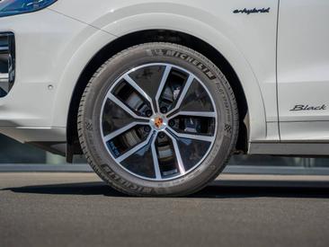 Porsche Cayenne III E-Hybrid Black Edition — photo 9