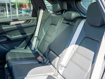 Porsche Cayenne III E-Hybrid Black Edition — photo 16