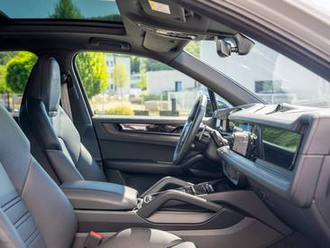 Porsche Cayenne III E-Hybrid Black Edition — photo 18