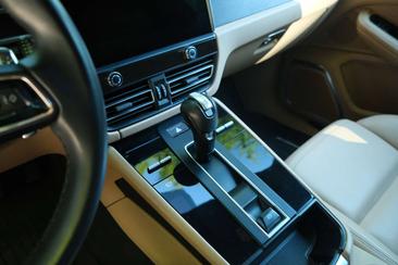 Porsche Macan Electrique GTS — photo 17