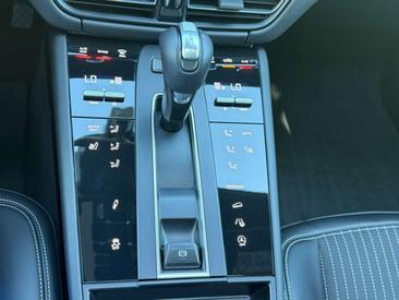 Porsche Macan Electrique Base — photo 11