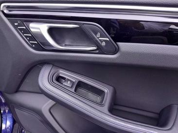Porsche Macan Electrique Base — photo 19