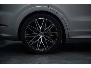 Porsche Cayenne III — photo 23