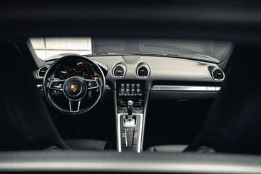 Porsche 718 Cayman T — photo 13