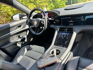 Porsche Taycan — photo 7