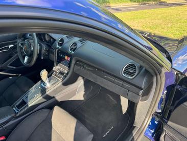 Porsche 718 Cayman GTS — photo 11
