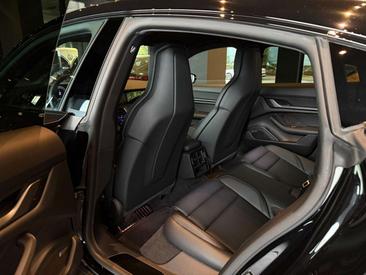 Porsche Taycan — photo 17