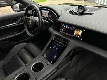 Porsche Taycan 4S — photo 9