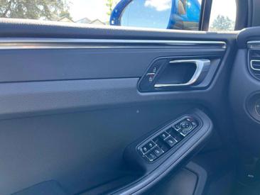 Porsche Macan Electrique Base — photo 16