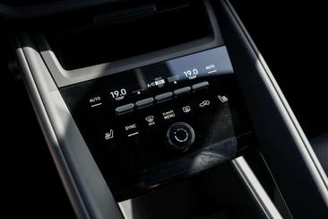 Porsche Macan 4S — photo 19