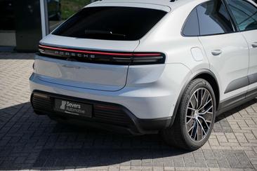 Porsche Macan 4S — photo 29