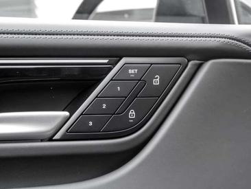 Porsche Macan 4S — photo 18