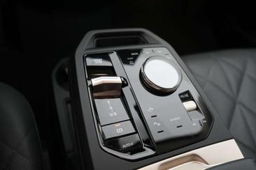 BMW IX XDrive40 — photo 16