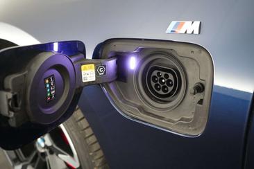BMW 330e M Sport — photo 24