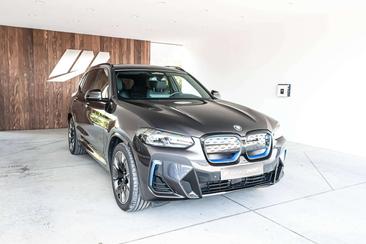 BMW iX3 — photo 2