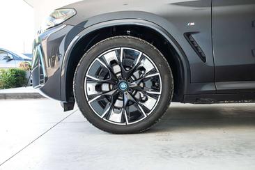 BMW iX3 — photo 10