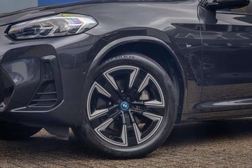 BMW iX3 Executive — photo 7