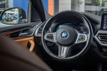 BMW iX3 Executive — photo 26