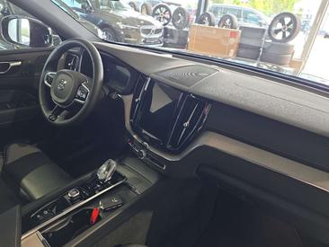 Volvo XC60 B5 — photo 12