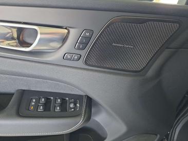Volvo XC60 B5 — photo 18