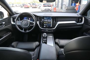 Volvo XC60 B4 Plus — photo 17