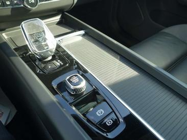 Volvo XC60 T8 Recharge Plus — photo 21