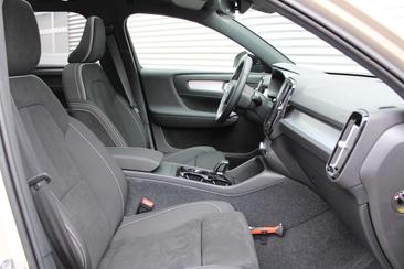 Volvo XC40 B4 Plus — photo 2