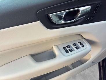 Volvo XC60 B4 Plus — photo 17