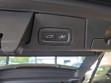 Volvo XC60 B5 R-Design — photo 16