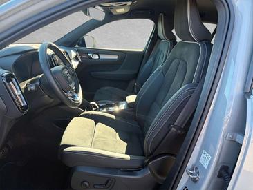 Volvo XC40 B4 Plus — photo 2
